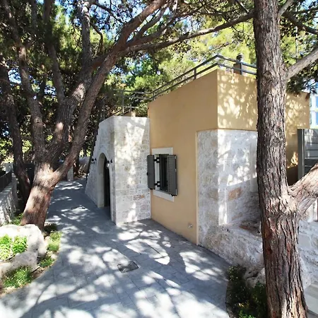 Villa Pefka, By Hellocrete