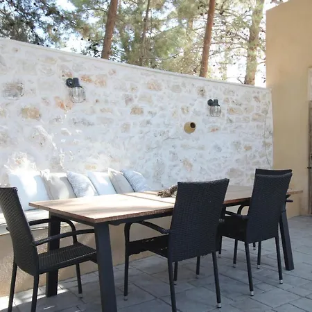 Villa Pefka, By Hellocrete *